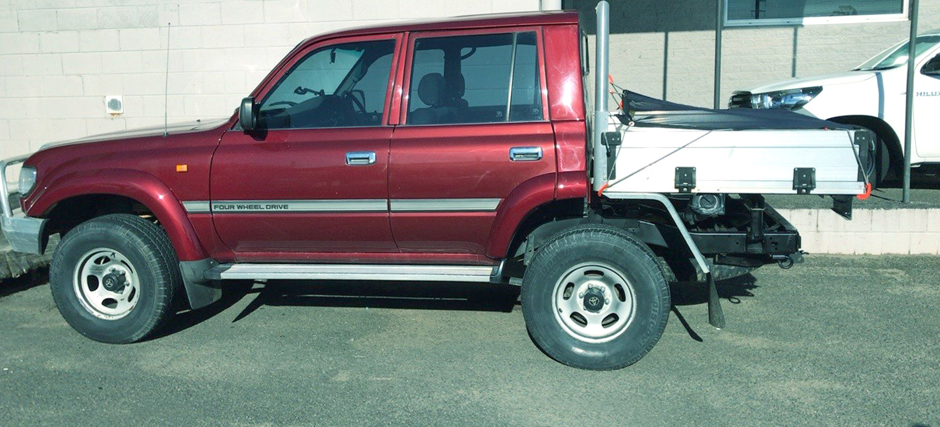 Four-wheel drive with a modified rear tray